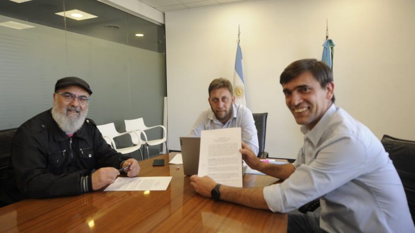 Se firmó el convenio que posibilitará terminar las 50 viviendas del barrio de los Trabajadores Municipales