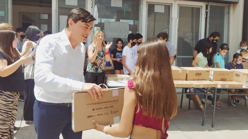 En Tandil se entregaron 110 netbooks del Programa Federal Conectar Igualdad - Juana Manso