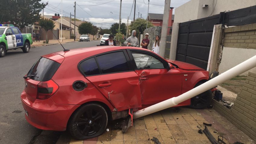 Estrenaba auto y lo "destrozó" contra una columna de alumbrado y una pared