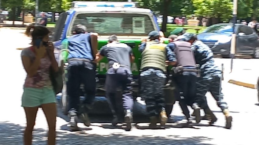 Tras los incidentes en el Municipio, para irse, la Policía tuvo que empujar un móvil