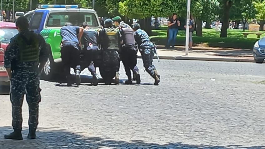 Tras los incidentes en el Municipio, para irse, la Policía tuvo que empujar un móvil