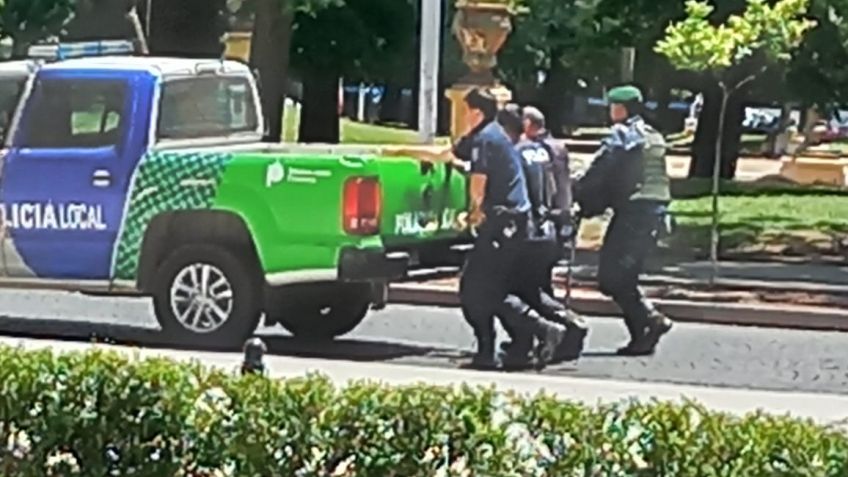 Tras los incidentes en el Municipio, para irse, la Policía tuvo que empujar un móvil