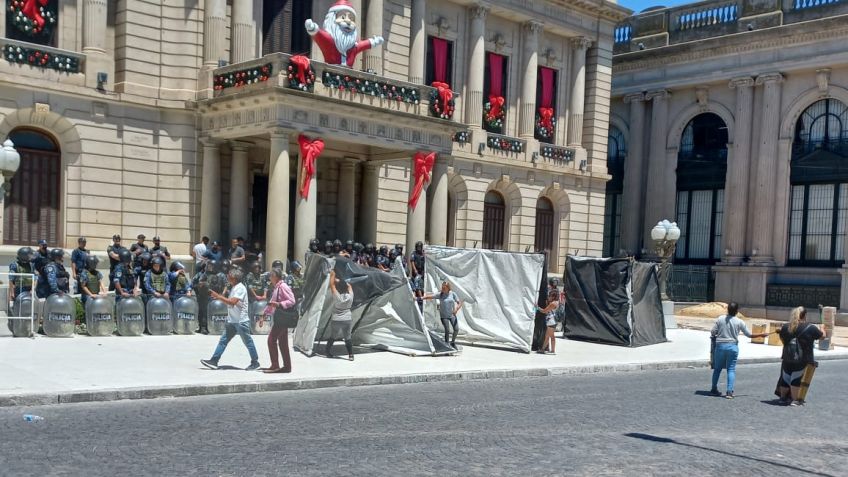 Caso Simón: acampe en la puerta de la municipalidad