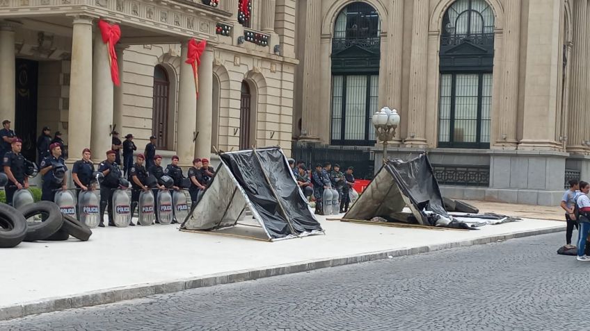 Caso Simón: continúa el acampe frente al Palacio Municipal