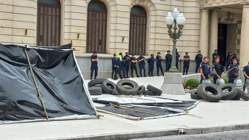 Caso Simón: continúa el acampe frente al Palacio Municipal