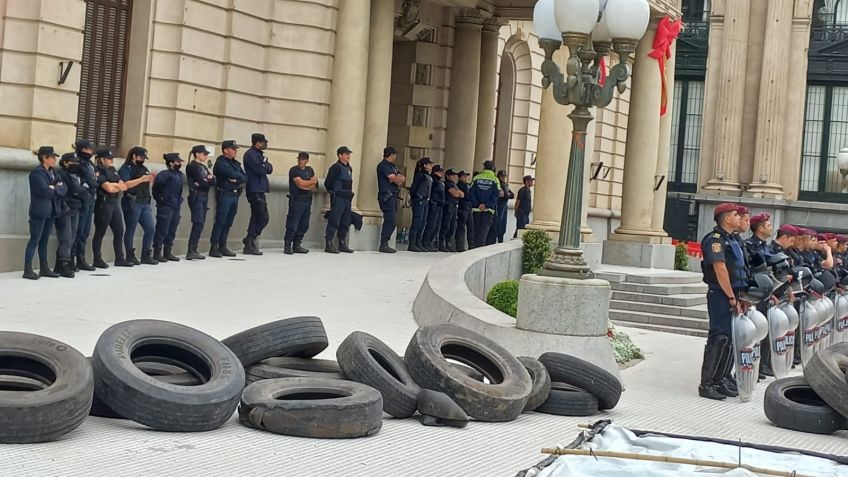 Caso Simón: continúa el acampe frente al Palacio Municipal
