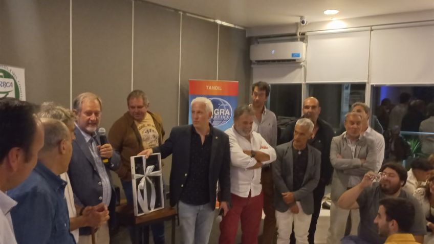 Ahrbca despidió el año y le entregó un reconocimiento a Alberto Mourelos