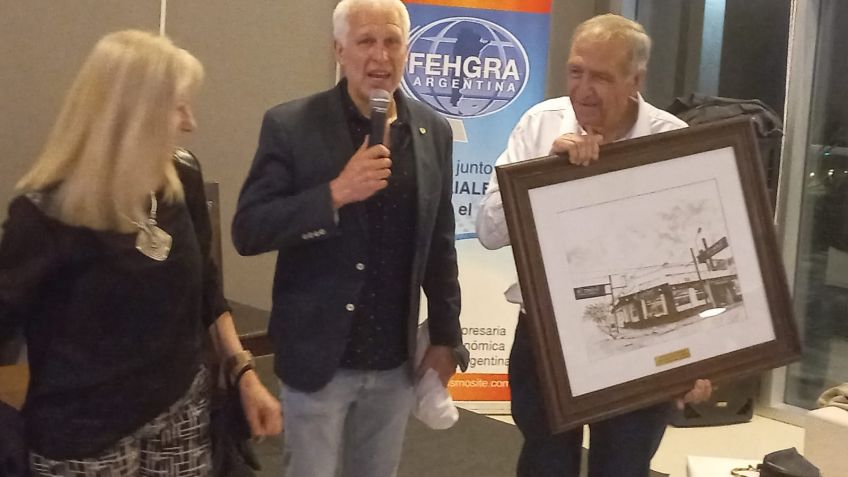 Ahrbca despidió el año y le entregó un reconocimiento a Alberto Mourelos