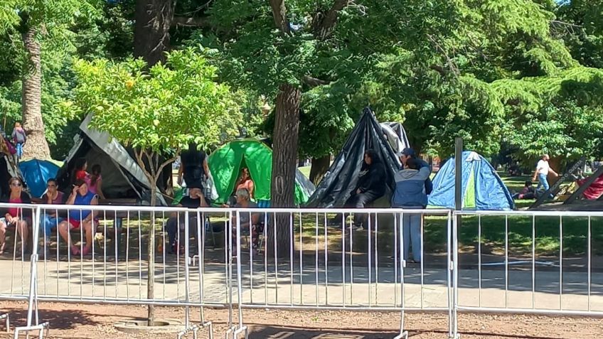 Sigue el acampe frente a la Municipalidad pero se puede circular por calle Belgrano