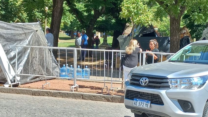 Sigue el acampe frente a la Municipalidad pero se puede circular por calle Belgrano