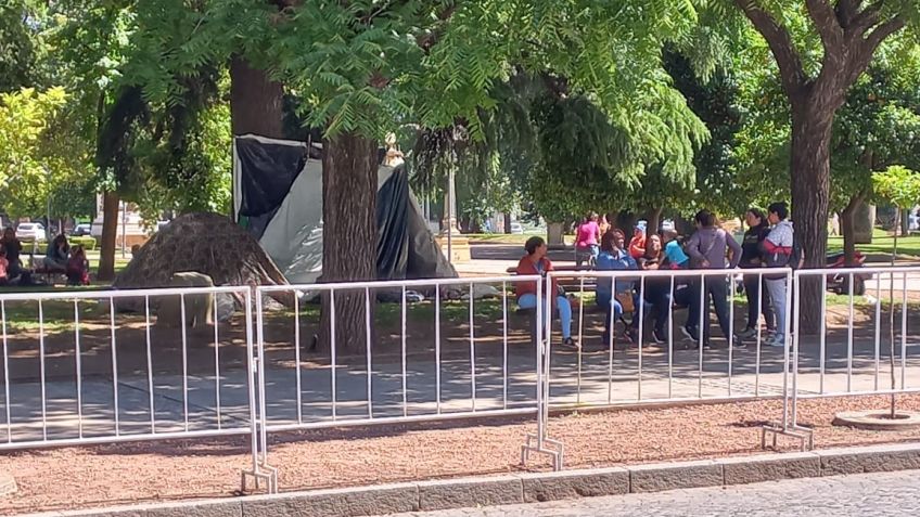 Sigue el acampe frente a la Municipalidad pero se puede circular por calle Belgrano