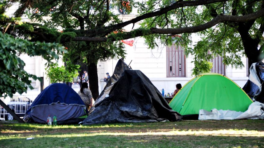 Casó Simón: sigue el acampe frente a la Municipalidad y en la Plaza Independencia