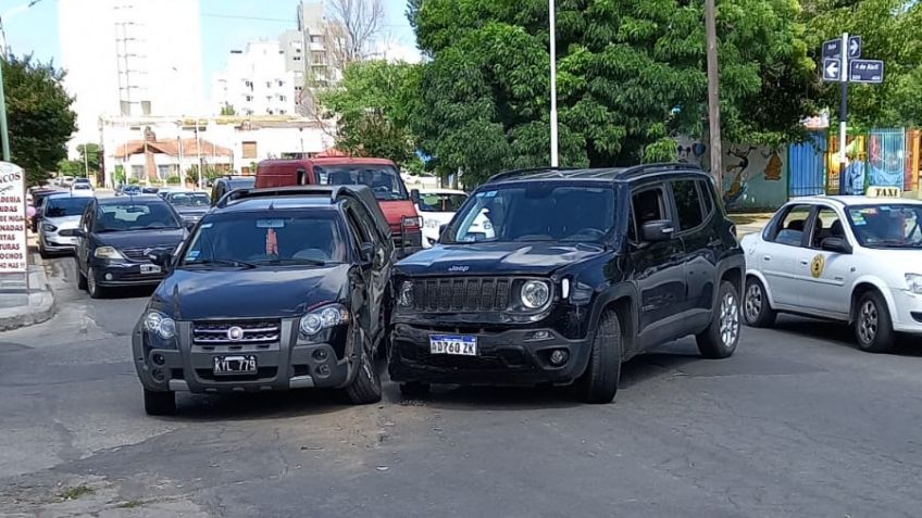 Dos camionetas colisionaron en Maipú y 4 de abril