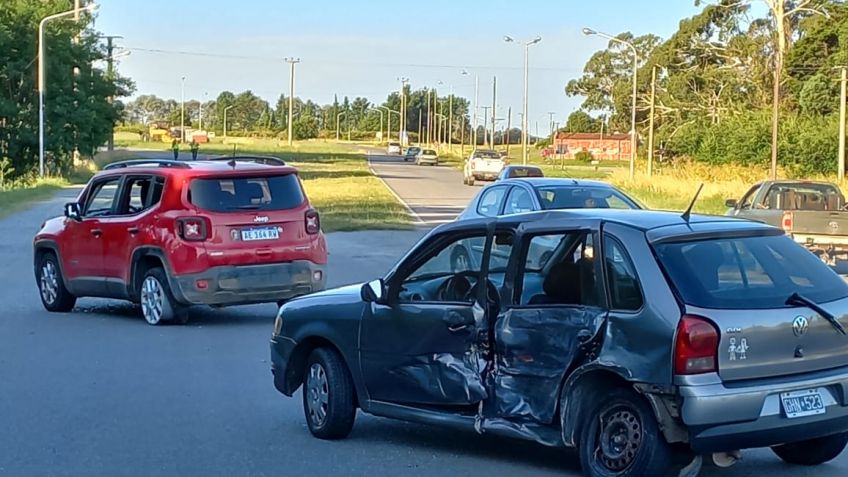 Dobló en U y provocó un duro choque