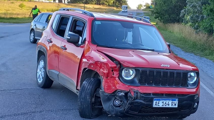 Dobló en U y provocó un duro choque