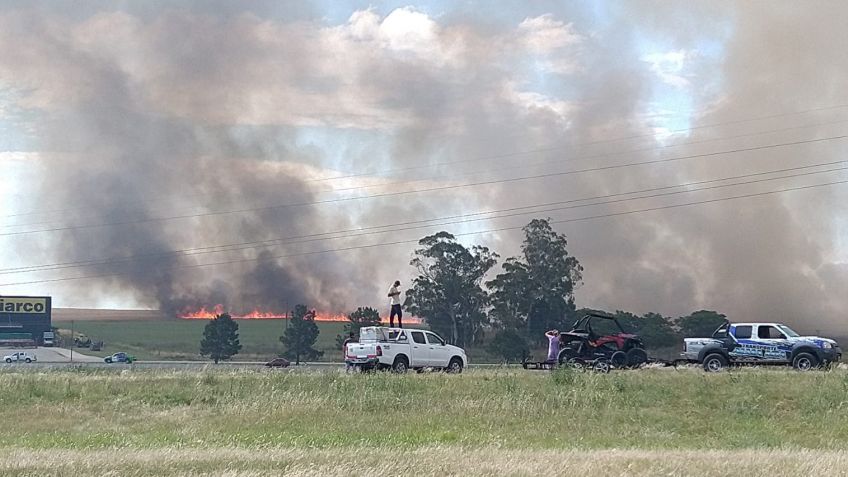 Impactante incendio en un campo sobre Ruta 30