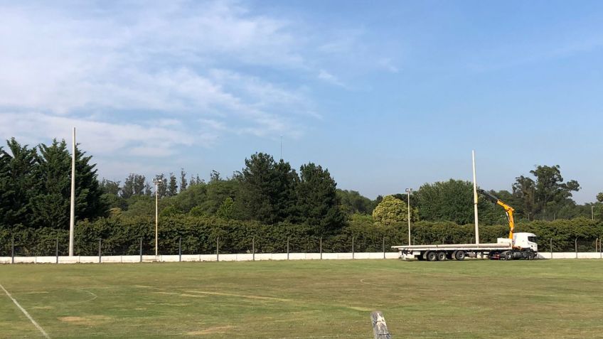 Gimnasia comenzó los trabajos de iluminación en su cancha