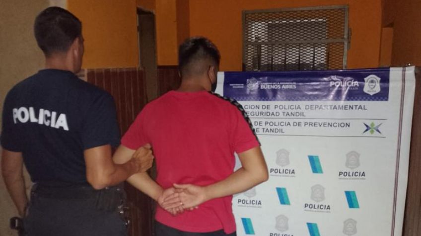 Dos aprehendidos luego de robar un celular en un bar