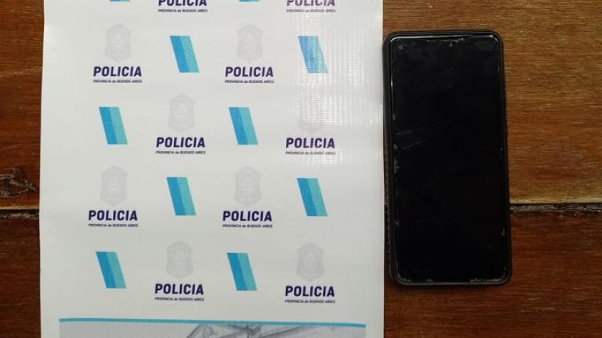Dos aprehendidos luego de robar un celular en un bar