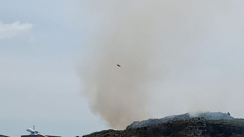 Bomberos trabajan controlando un incendio en la zona de El Calvario