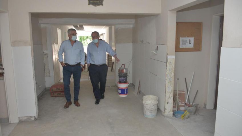 Oscar Teruggi y Miguel Lunghi recorriendo la obra del nuevo edificio del Centro de Salud del Barrio Palermo.