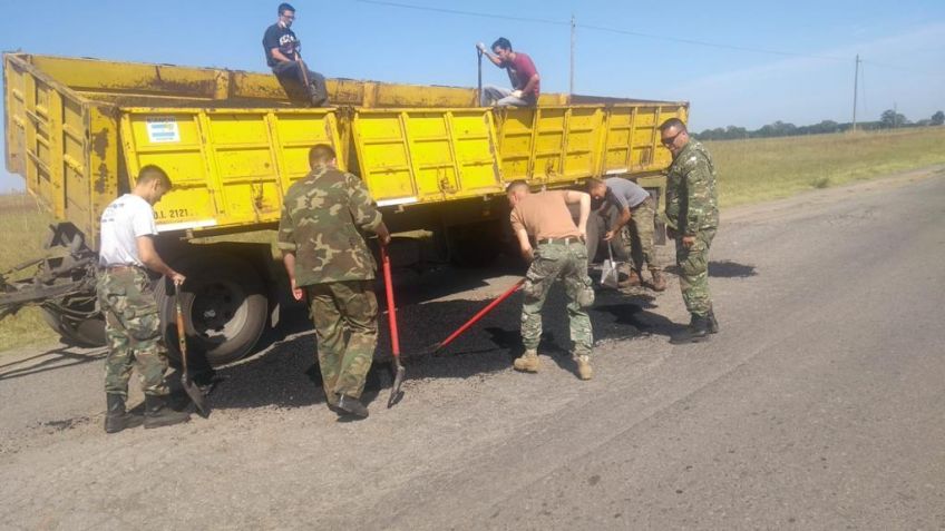 Están haciendo trabajos de bacheo en los ingresos a la Sexta Brigada y a Vela