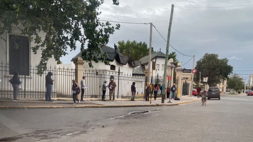 Muchísima gente este lunes esperó para hisoparse en el Hospital