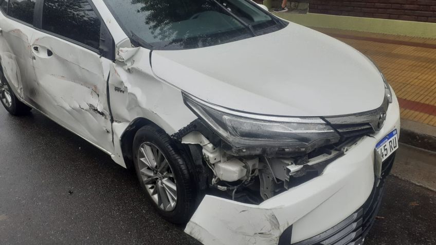 Le destrozó el auto y huyó