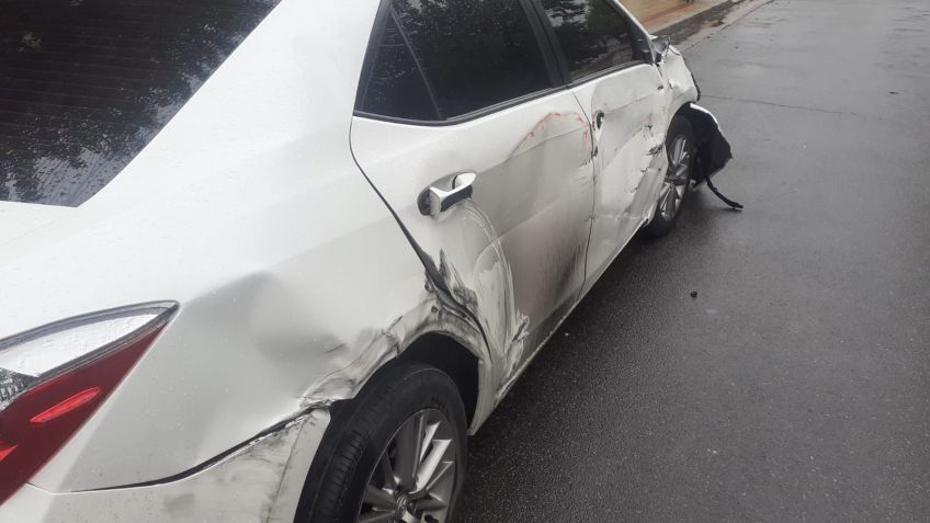Le destrozó el auto y huyó