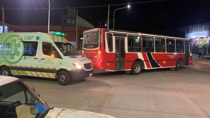 Motociclista pasó un semáforo en rojo y chocó con un colectivo