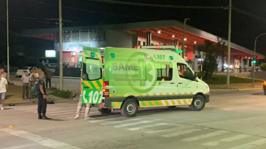 Motociclista pasó un semáforo en rojo y chocó con un colectivo