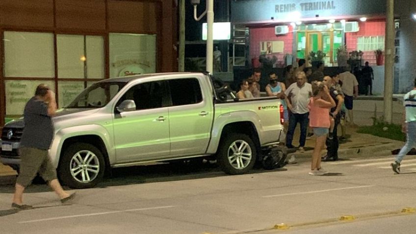 Motociclista pasó un semáforo en rojo y chocó con un colectivo