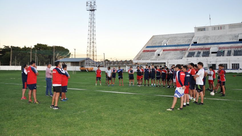 Con Eduardo Díaz como DT, el futbol de Ferro comenzó su pretemporada 