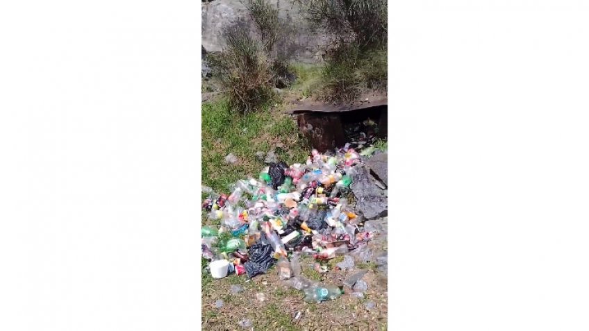 Una montaña de residuos plásticos en las cavas de Cerro Leones