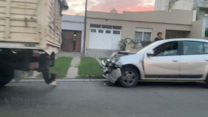 Una mujer con heridas menores tras choque por alcance entre auto y camión 