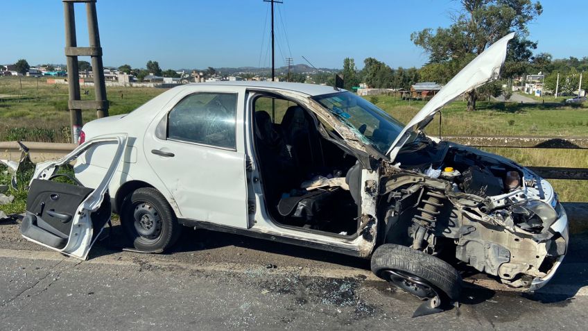 Quiso adelantarse por la banquina y quedó atrapado entre un camión y el guardarrail