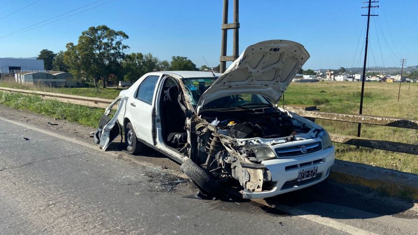 Quiso adelantarse por la banquina y quedó atrapado entre un camión y el guardarrail