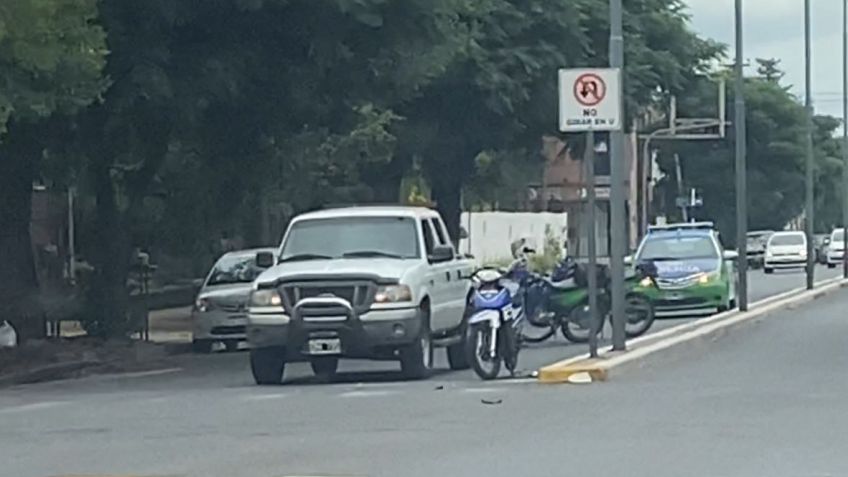 Choque entre camioneta y moto