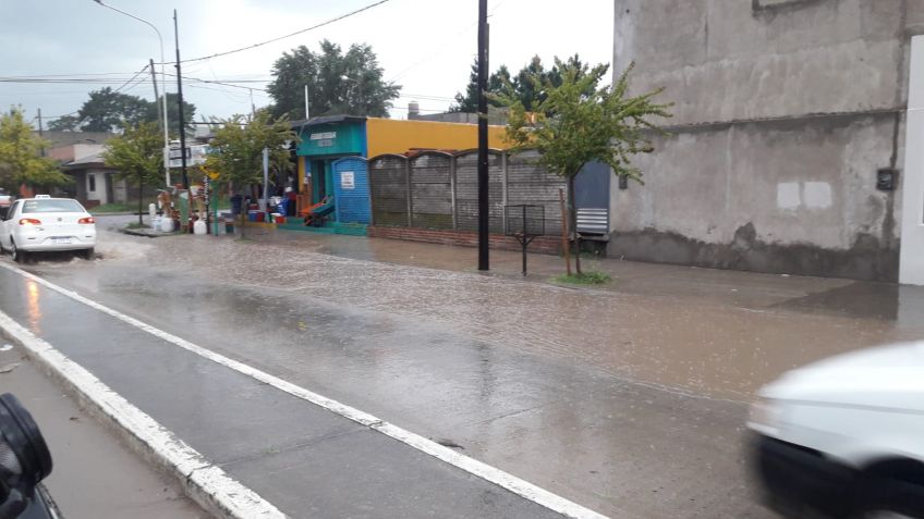 Varias calles anegadas tras la lluvia del sábado