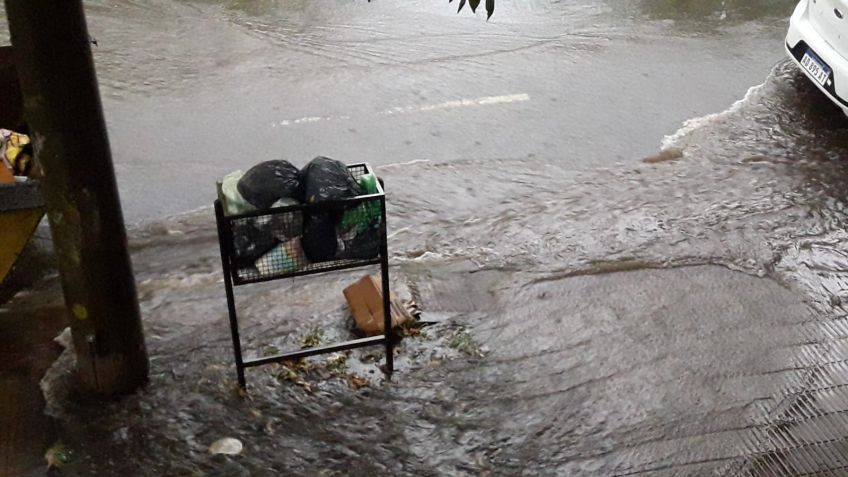 Varias calles anegadas tras la lluvia del sábado