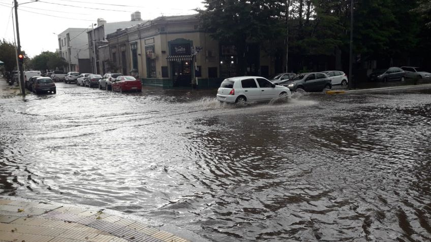 En pocos minutos, una feroz lluvia complicó la circulación en la ciudad