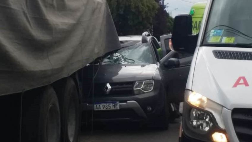 Camioneta chocó en la parte trasera de un camión estacionado