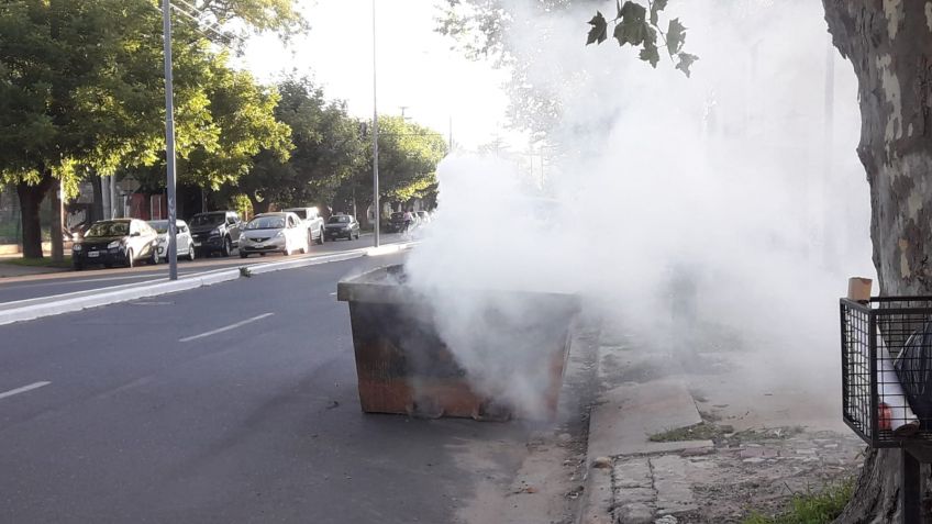 Quema de basura en un contenedor provocó una gran humareda en avenida Avellaneda