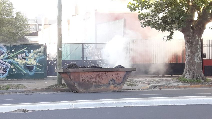 Quema de basura en un contenedor provocó una gran humareda en avenida Avellaneda