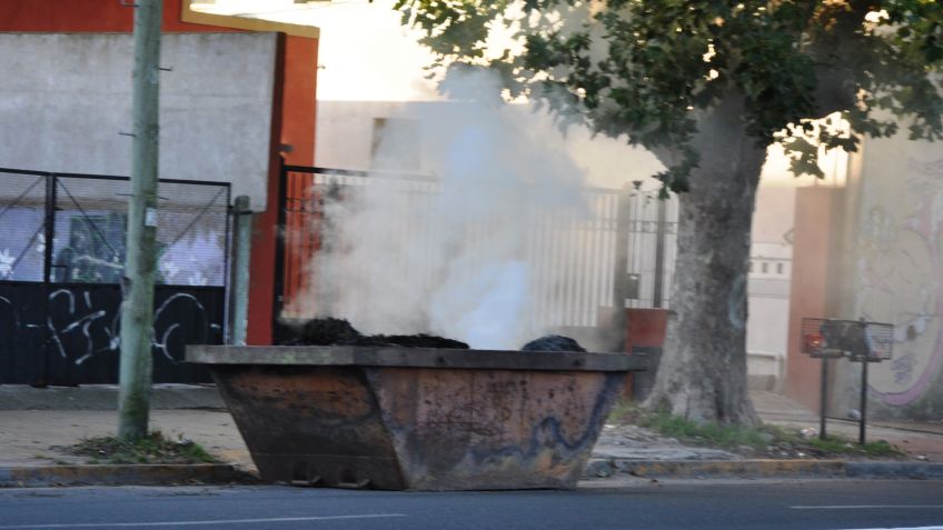 Quema de basura en un contenedor provocó una gran humareda en avenida Avellaneda