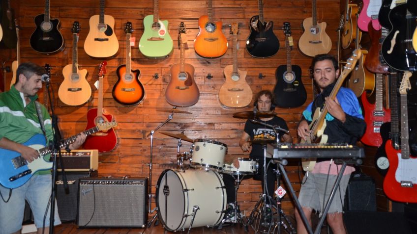 FERNANDO SAMALEA PARTICIPANDO DE UNA JAM CON MUSICOS LOCALES