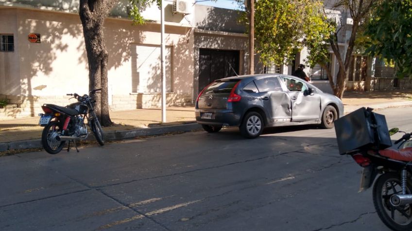 Un hombre herido tras choque entre motocicleta y auto