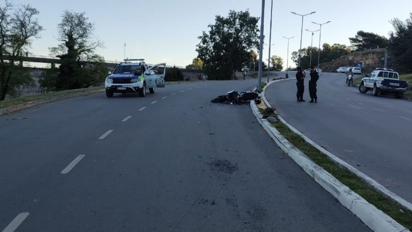 Motociclista con varias fracturas luego de chocar con un automóvil