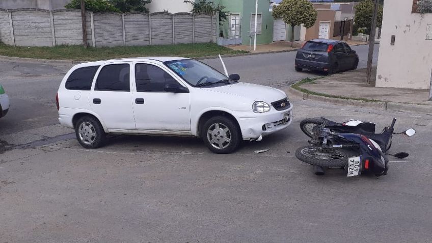 Una motociclista herida tras chocar con un auto
