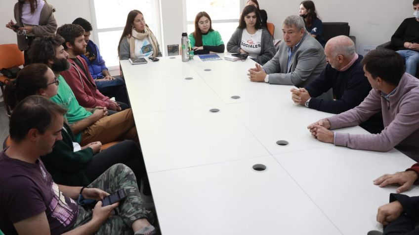 El Ministro de Transporte, Iparraguirre y Aba se reunieron con estudiantes